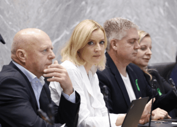 Kdo bo dobil rdeč karton? Ali, ko Mojca Pašek Šetinc po “nesreči” spotakne Vegeto na igrišču (free post)