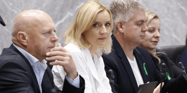 Kdo bo dobil rdeč karton? Ali, ko Mojca Pašek Šetinc po “nesreči” spotakne Vegeto na igrišču (free post)