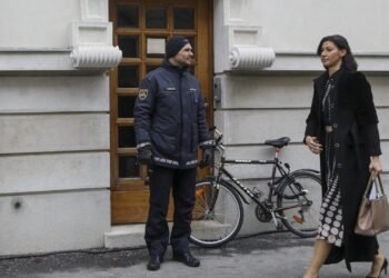 Samo Dominika, narkomani in cigani! Vsi bi zdaj  nekaj nemudoma, mamico vam prevarantsko …