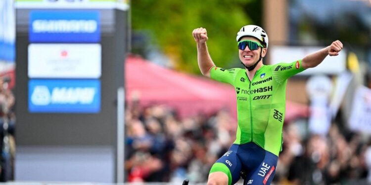 Črna luknja in ponos