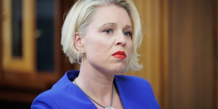 Urška v primežu igre prestolov. Rop se vrača na prvi peron, Janez pa nič?