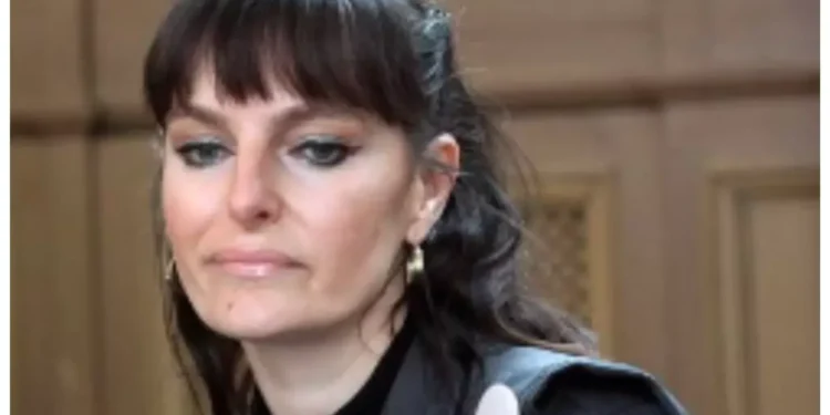 Tožilka Gončin v postelji s pripadnikom Kavaškega klana in svojim varnostnikom iz CVZ.