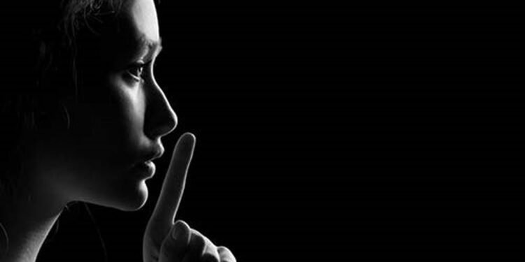 Čigavi so posmrtni ostanki, ki so jih vrnili iz Ukrajine in pokopali na ljubljanskih Žalah pod budnim očesom OVS?