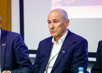 Pogreb! Demos se ne more več žogat. Dvolične pizde pa o svobodi govora