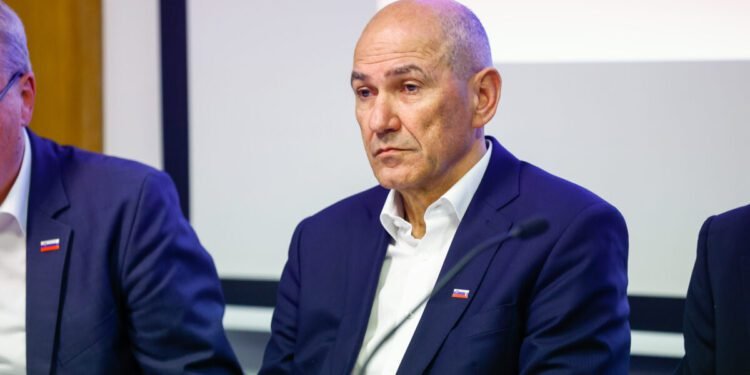 Pogreb! Demos se ne more več žogat. Dvolične pizde pa o svobodi govora