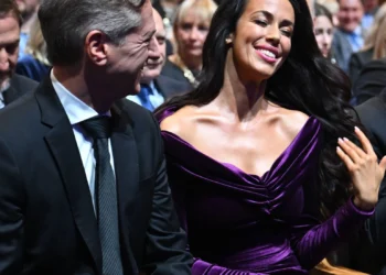 Kafana JLA ali kako je Muri izsiljeval Goloba z materialom, ki so ga o Tini Gaber zbrali policijski obveščevalci