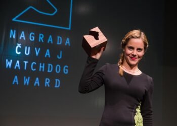 Nina sends her regards. Luka Založnik je dobil batine. Nika Kunaver se mafijske odvetnice ni ustrašila. In o zlatem prinašalcu NSi, Hajdinjaku