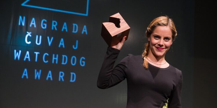 Nina sends her regards. Luka Založnik je dobil batine. Nika Kunaver se mafijske odvetnice ni ustrašila. In o zlatem prinašalcu NSi, Hajdinjaku