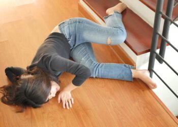 Kako me je Janševa žena Silva Predalič nekega 8. Marca ujela z rožami za Špelo Predan. Hinavščina in dan padanja po stopnicah.