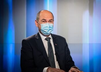 Maske in laži so nujne za preživetje, pravi diplomacija. Kaj pa, če jih snamemo?