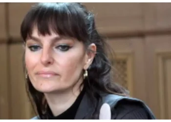 Limonada tožilke Gončin. Branko jo daje dol, Andrej zamoti sina, Robi pa vse zašpeca Tomažu.