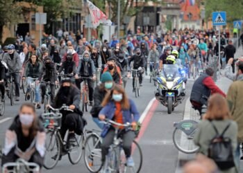 Kdo torej praznuje? Delo, delavci ali politika?