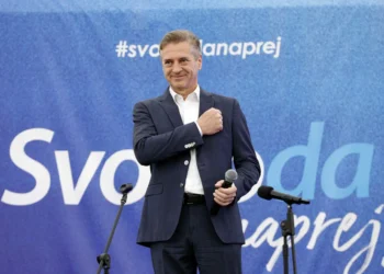 Od junaka do bedaka. Sekta goni svoje! Slogan za pogreb in parada vseh vrst izprijenosti.