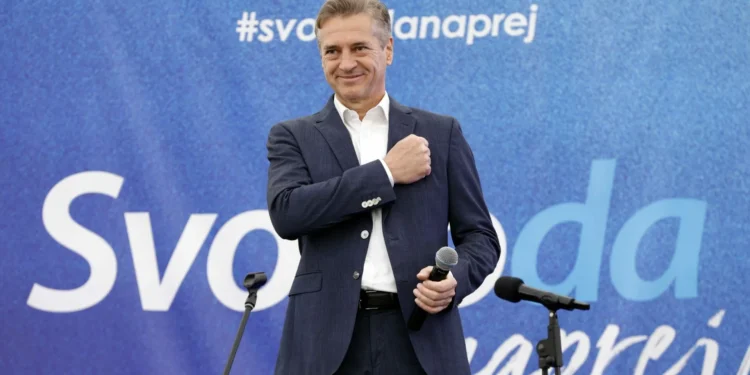 Od junaka do bedaka. Sekta goni svoje! Slogan za pogreb in parada vseh vrst izprijenosti.