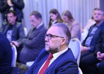 Politika in budale nikoli ne spijo