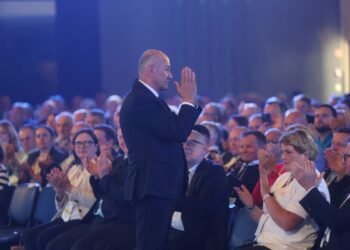 Bojni sklic sekte v Lepeni. Ni to prav kar dela Janša, toži obupana Ana. Možen bo dež