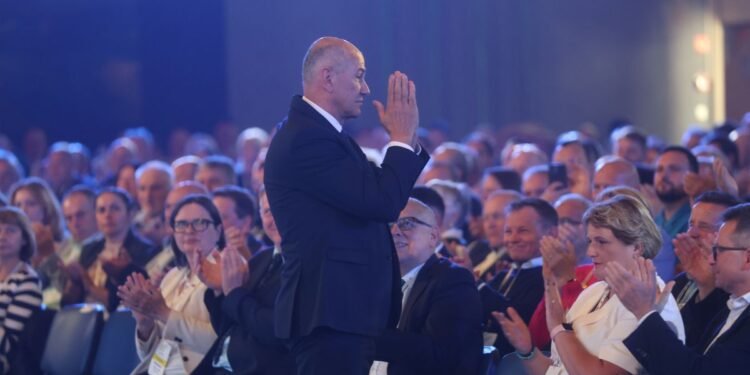 Bojni sklic sekte v Lepeni. Ni to prav kar dela Janša, toži obupana Ana. Možen bo dež