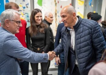 Nekaj velikega se pripravlja v zatohli deželi bogatih komunistov in post fašistov.