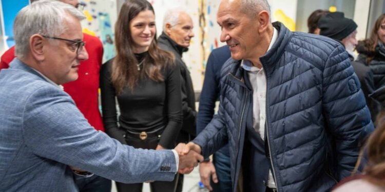 Nekaj velikega se pripravlja v zatohli deželi bogatih komunistov in post fašistov.