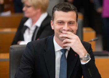 Afera Prednik, laži in sprenevedanje. Ali je bil Boscarol prvi suggar daddy Tine Gaber, Marko Pogorevc pa tisti drkonja s svečo, mi vrh NSi noče odgovoriti?