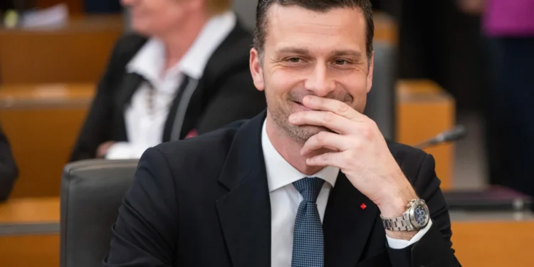 Afera Prednik, laži in sprenevedanje. Ali je bil Boscarol prvi suggar daddy Tine Gaber, Marko Pogorevc pa tisti drkonja s svečo, mi vrh NSi noče odgovoriti?