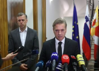 Da ne bi slučajno odstopil, Golobu sporoča žena. Bo Novo Mesto bo zdaj Gaza, mi pa Izrael? Naš Bibi Golob je SDF ukazal napad.