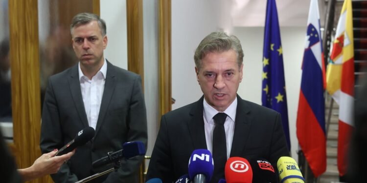 Da ne bi slučajno odstopil, Golobu sporoča žena. Bo Novo Mesto bo zdaj Gaza, mi pa Izrael? Naš Bibi Golob je SDF ukazal napad.