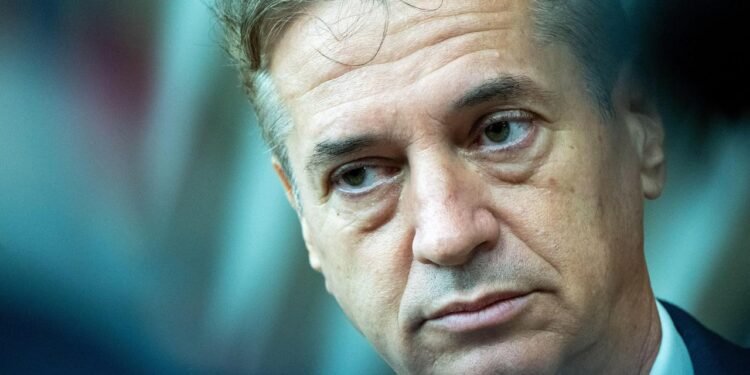 Where is the love? Robi vs. pamet