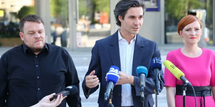 Leva scena! Umazanija iz Fotopuba bo udarila na površje. Smodej se pogaja z ODT in s prstom kaže na vrh stranke Levica.