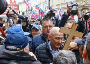 Lopovi o poštenju in ko lažnivci oznanjajo edino resnico. Pol pa Vesna pride na kavo in pove