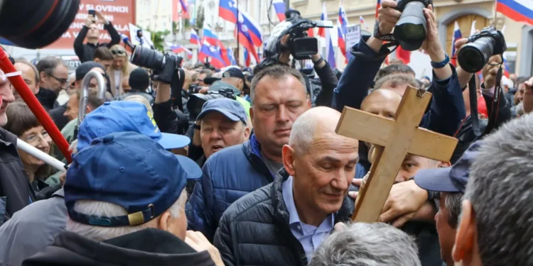 Lopovi o poštenju in ko lažnivci oznanjajo edino resnico. Pol pa Vesna pride na kavo in pove