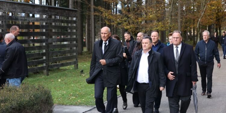 Stanje šoka! Janša je z jezdeci sovraštva prišel sklepat koalicijo z volivci. Na pogreb?