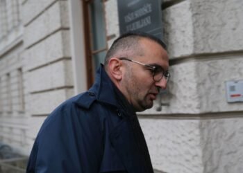 Janševa podgana spet s starim lažnivim scenarijem na ljubljansko sodišče.