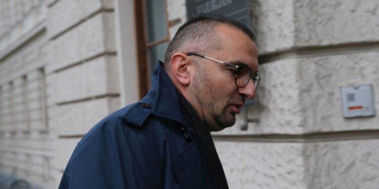 Janševa podgana spet s starim lažnivim scenarijem na ljubljansko sodišče.