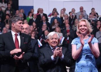 Maratonci v lažeh, boj na požiralniku Svobode in fucking acronym! Zakaj je Šutarjev zakon Golobova božičnica za “sitne kriminalce”?