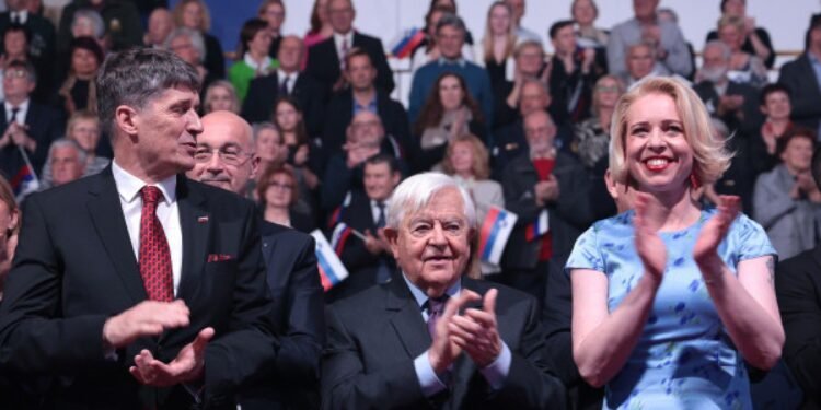 Maratonci v lažeh, boj na požiralniku Svobode in fucking acronym! Zakaj je Šutarjev zakon Golobova božičnica za “sitne kriminalce”?