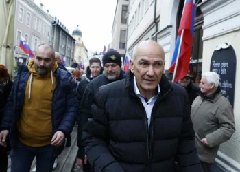 Laž je nesmrtna duša skrajnih desničarjev. Ali bog v nebesih zato joče?