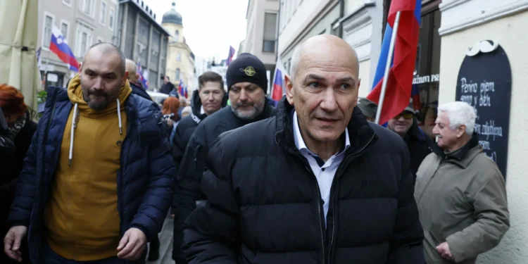 Laž je nesmrtna duša skrajnih desničarjev. Ali bog v nebesih zato joče?