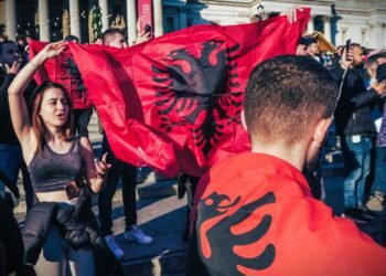 Ne se hecat Janez. Tvoj rejnik ni bil domobranec ampak vaški tat. O pravem očetu Albancu pa nič?