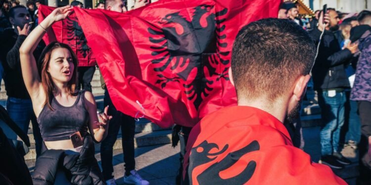 Ne se hecat Janez. Tvoj rejnik ni bil domobranec ampak vaški tat. O pravem očetu Albancu pa nič?