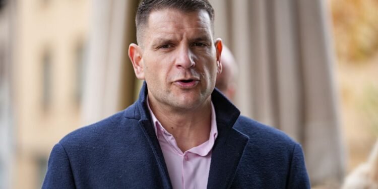 Predvolilni ljubezenski trikotnik: Janša x Golob x Stevanović- kdo je tukaj pravi kriminalec?