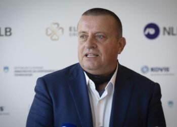 Golob pogreša gospodarstvo? Če pade, bo pogrešal samo ženo – in mogoče še kakšno obljubo za Jocovo dušo